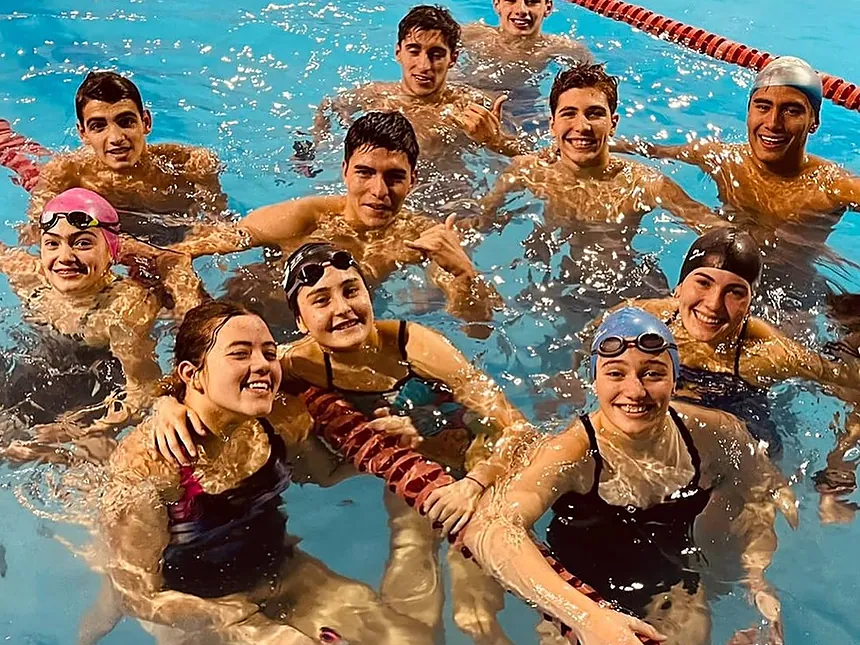 Equipo de natación del Centro Deportivo Rosso en la pileta
