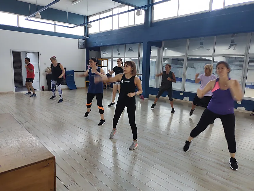 Clase de entrenamiento físico en el salón del Centro Deportivo Rosso