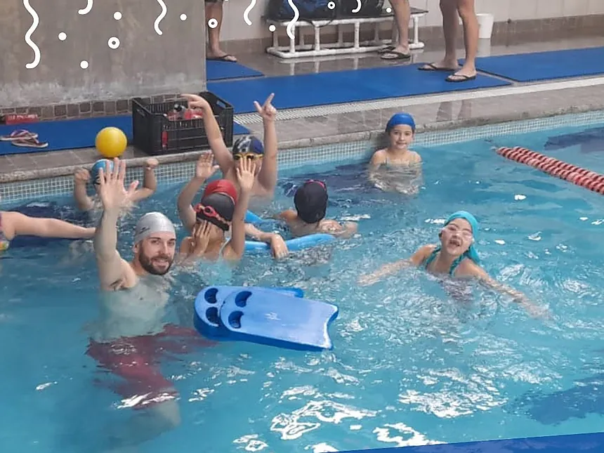 Personas nadando y jugando en la pileta del Centro Deportivo Rosso