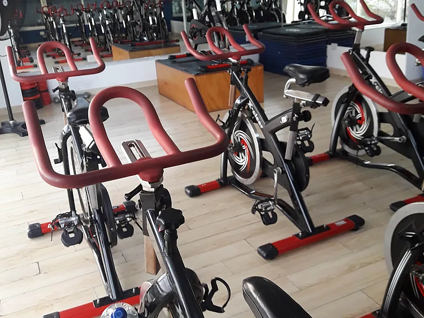 Sala de spinning con bicicletas del Centro Deportivo Rosso