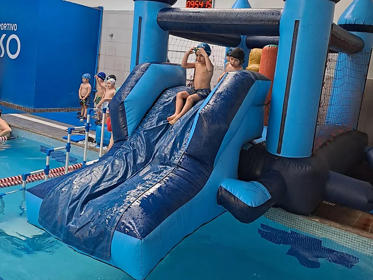 Juegos inflables en la pileta durante un cumpleaños en el Centro Deportivo Rosso