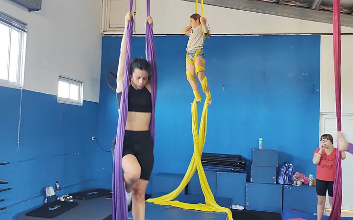 Clase de tela aérea en el Centro Deportivo Rosso
