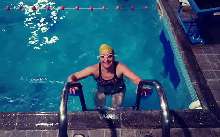Trabajo en el agua con barras de apoyo en el Centro Deportivo Rosso
