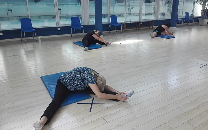 Clase de stretching en el salón del Centro Deportivo Rosso
